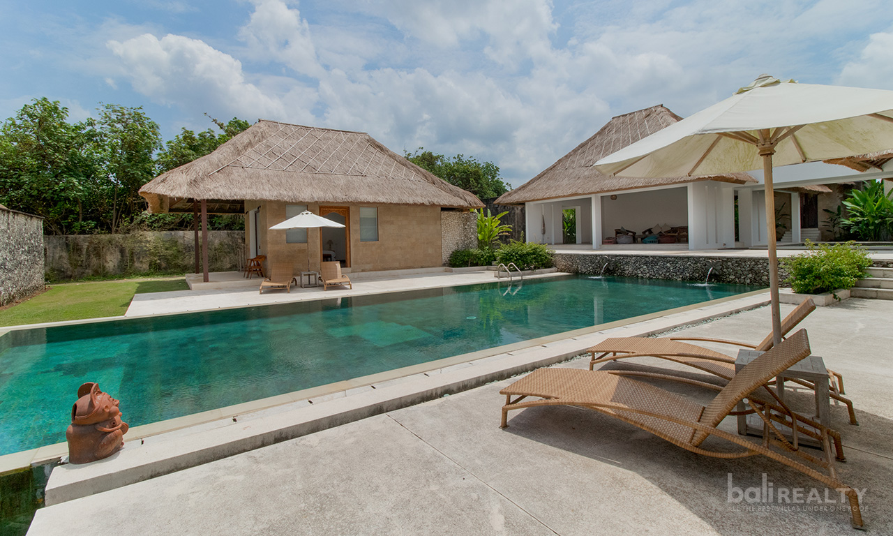 Spacious Four-Bedroom Beachfront Villa in Tabanan: Balinese-Meets-Modern Elegance with Promising ROI. Villas in Bali for Sale: Вилла в Табанан, Балиан за 1171 тыс. USD. Freehold. Главное фото