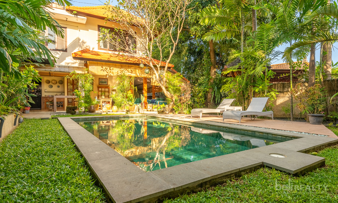 Tropical Villa with Lush Gardens in Central Umalas. Villas in Bali for Sale: Вилла в Умалас, Балиан за 450 тыс. USD. Leasehold. Главное фото