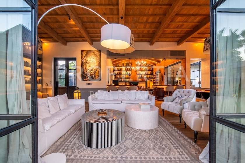 One-Of-A-Kind Villa In Umalas. Villas in Bali for Sale: Вилла в Умалас, Балиан за 1895 тыс. USD. Leasehold. Главное фото