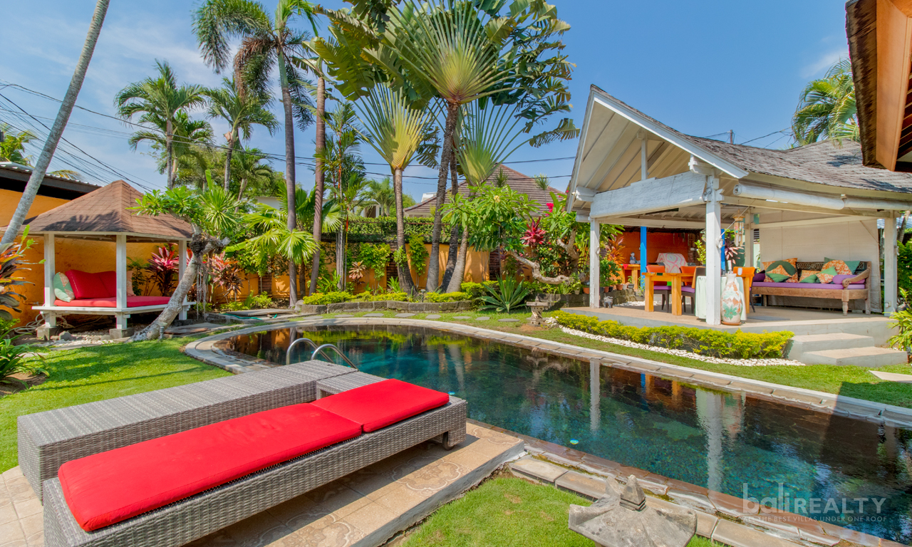 Don’t Miss This Rare Opportunity: Spacious Two-Bedroom Villa with Balinese Vibe in Umalas Hottest Area. Villas in Bali for Sale: Вилла в Умалас, Балиан за 273 тыс. USD. Leasehold. Главное фото