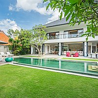 Expansive Berawa villa with long lease and steps from the beach. Villas in Bali for Sale: Вилла в Чангу, Балиан за 1176 тыс. USD. Leasehold. Preview of main photo