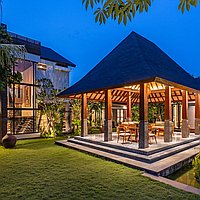 A rare blend of luxury, tradition and modern elegance in Batu Bolong. Villas in Bali for Sale: Вилла в Чангу, Балиан за 183,8 млн. RUB. Freehold. Preview of main photo